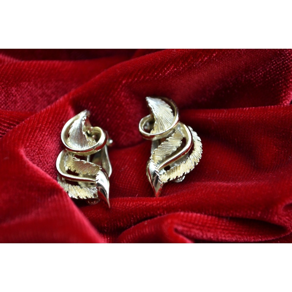 Lisner Vintage Gold Tone Textured Leaf Swirl Clip On Earrings Mid Century Modern